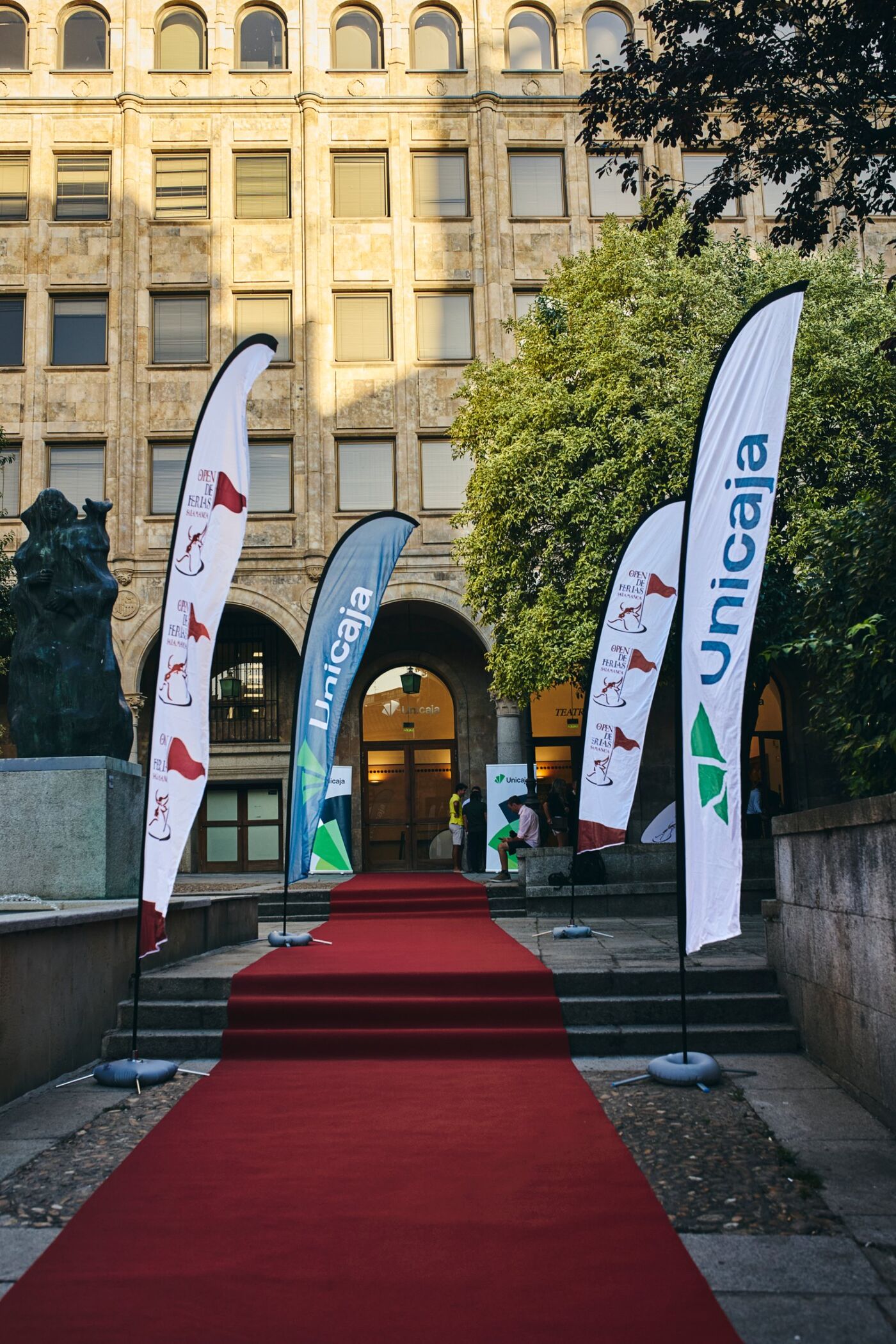 Alfombra roja y banderolas del Open de Ferias en la entrada del Teatro Unicaja de Salamanca