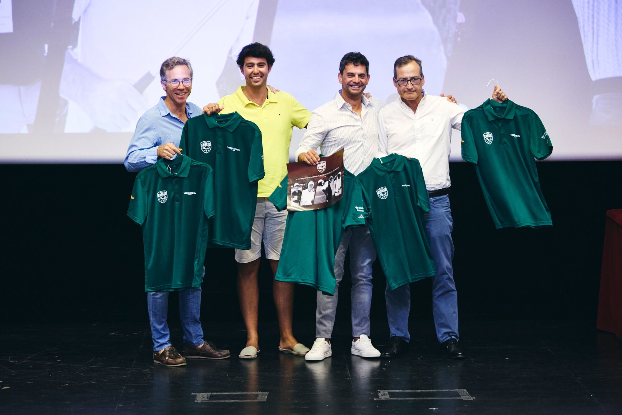 Capitanes recogiendo sobre el escenario el polo oficial de su franquicia
