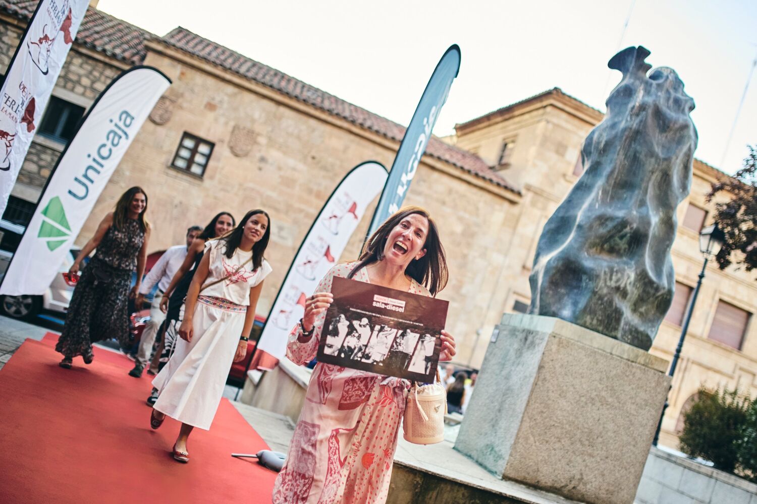 Invitadas llegando por la alfombra roja de la presentación