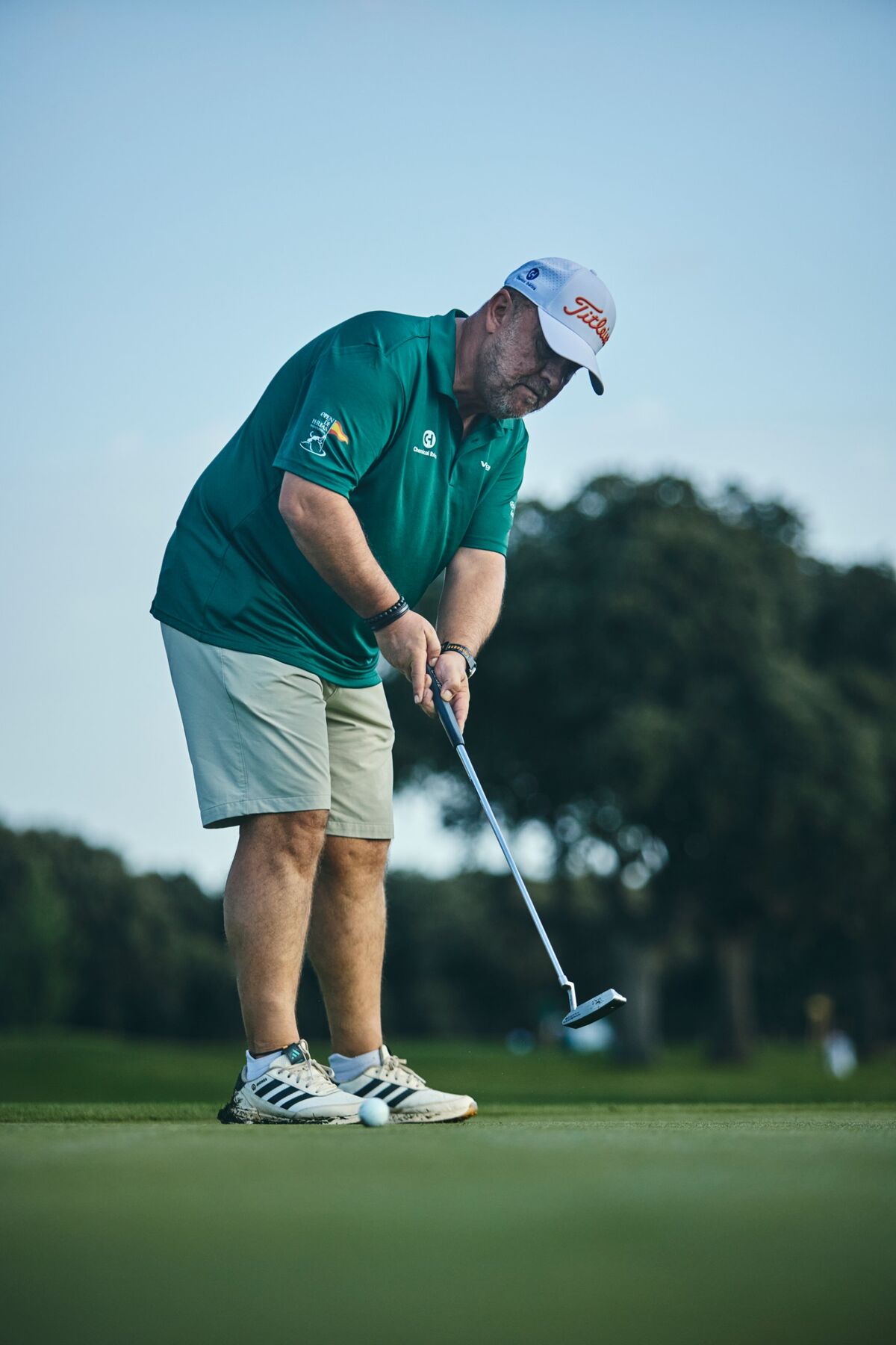 Jugador senior ejecutando un putt sobre el green