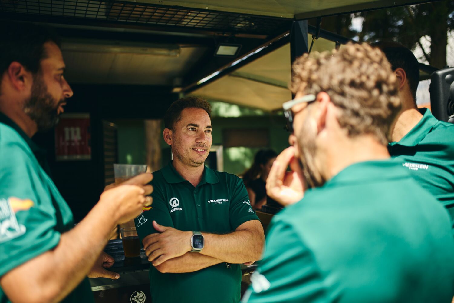 Cuatro participantes conversando con una cerveza tras la vuelta
