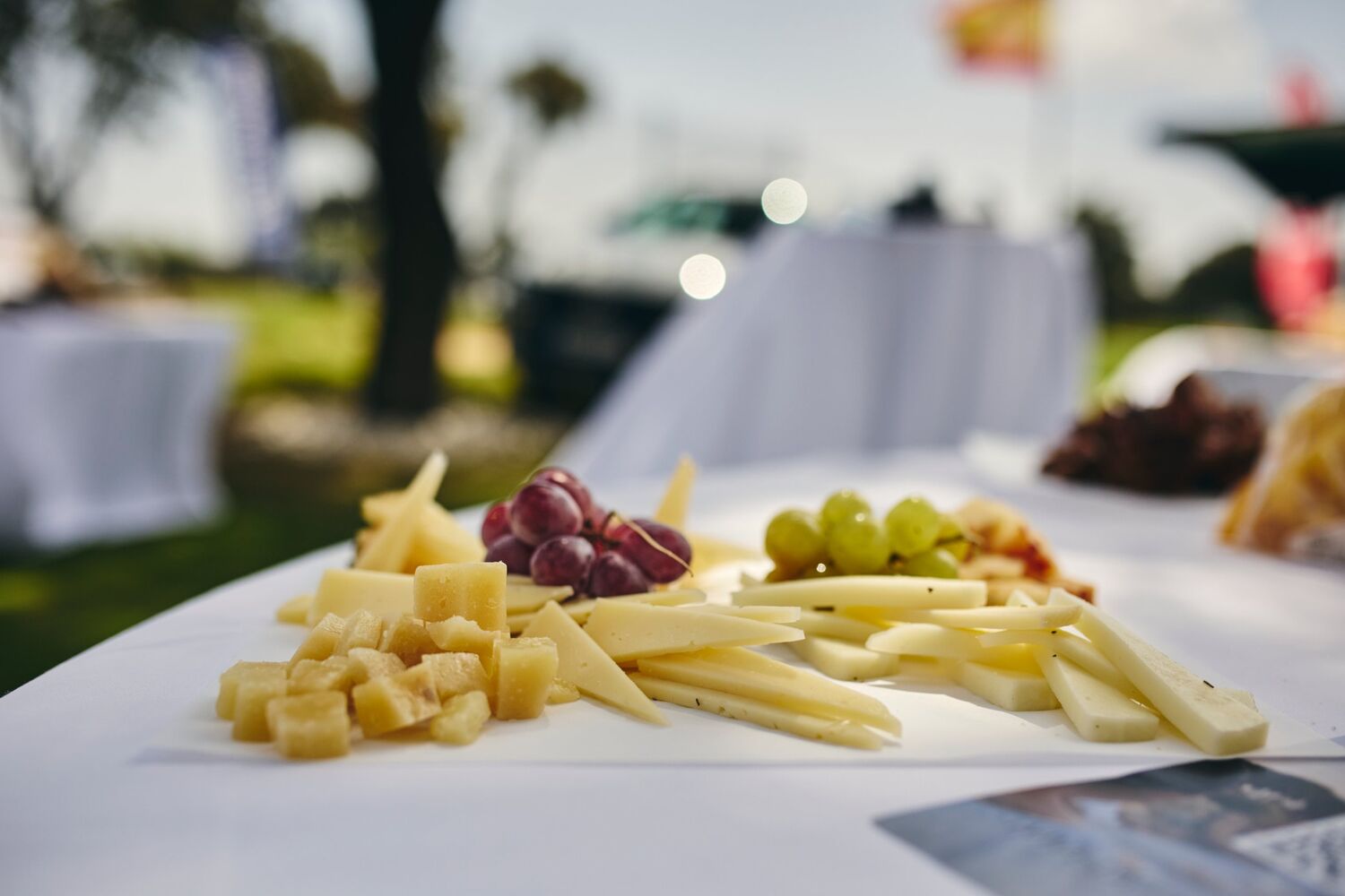 Tabla de quesos y uvas servida en el cóctel