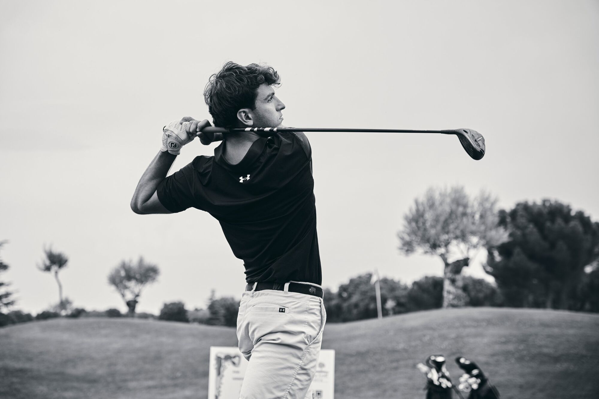 Jugador terminando el swing, fotografiado en blanco y negro
