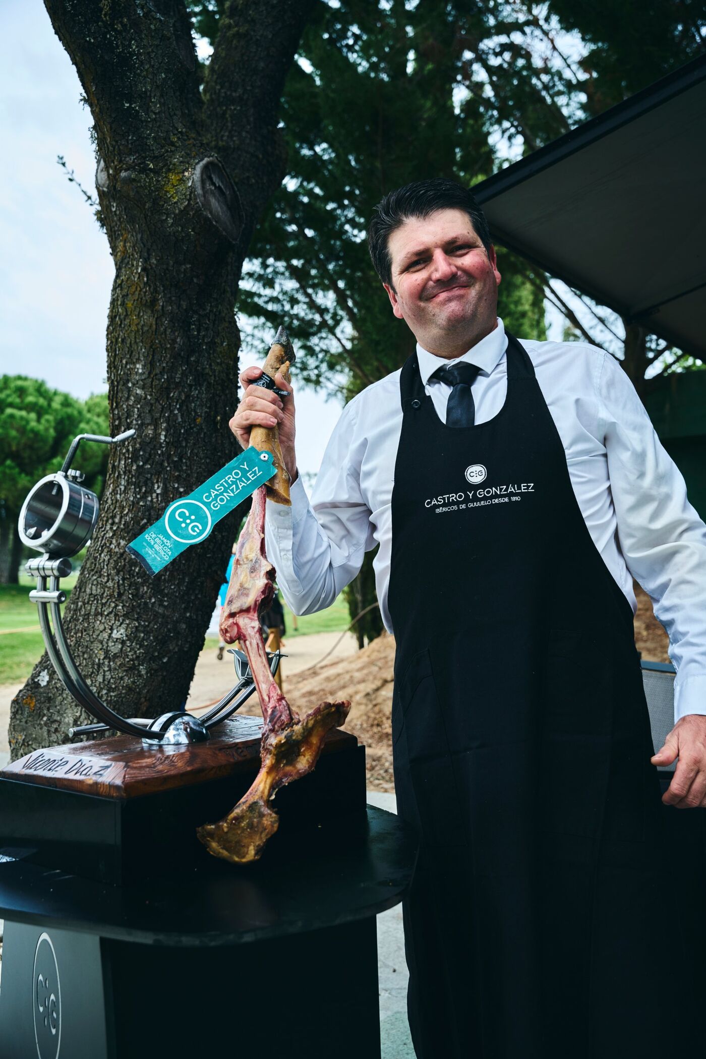 Cortador de jamón de Castro y González junto al jamonero en la caseta del hoyo 10